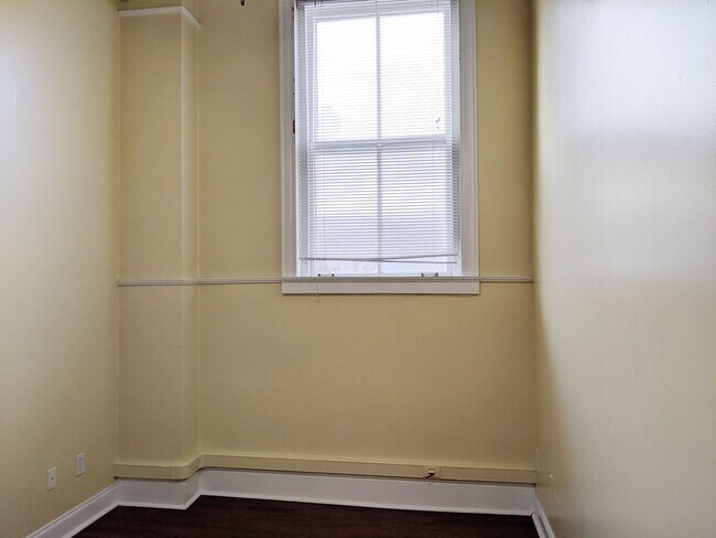 Building Photo - Redmen - Residential