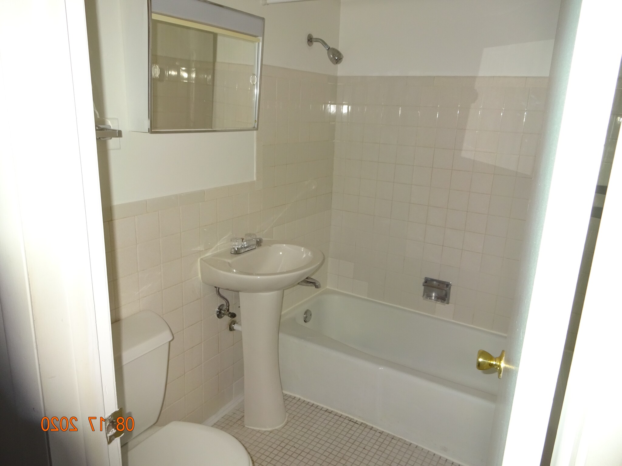 Full Bath - 300 W Quincy St