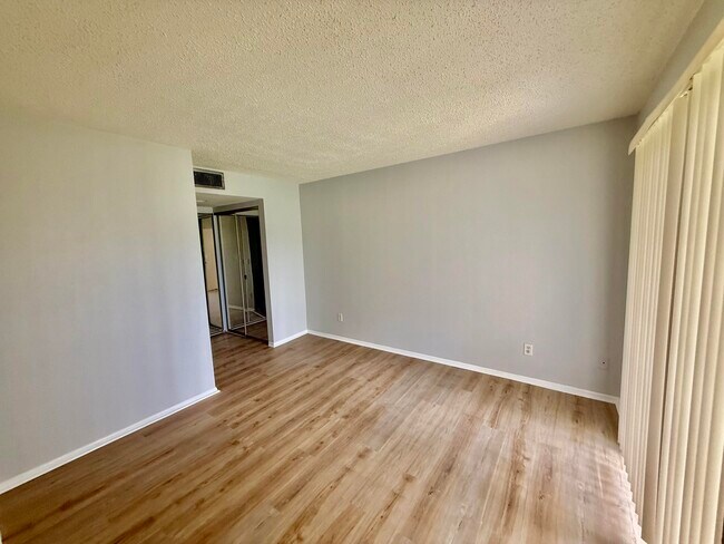 Building Photo - 1673 SE Green Acres Cir