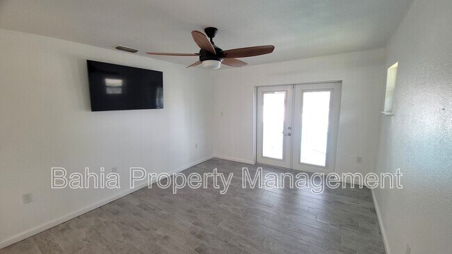 Building Photo - 215 Meadowcross Dr