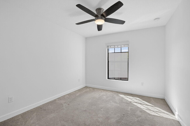 Building Photo - 4408 Hemlock Dr