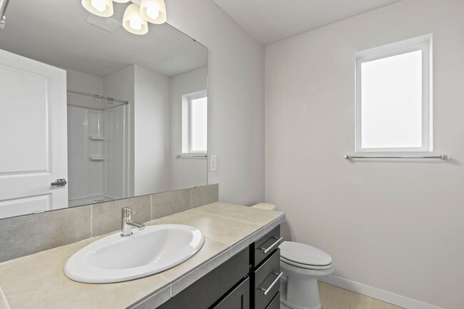 Building Photo - Newer 4 bed, 3.5 bath Townhome In Lynnwood $3400/mo.