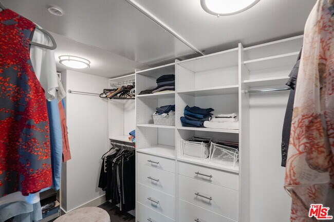 Building Photo - 11023 Fruitland Dr