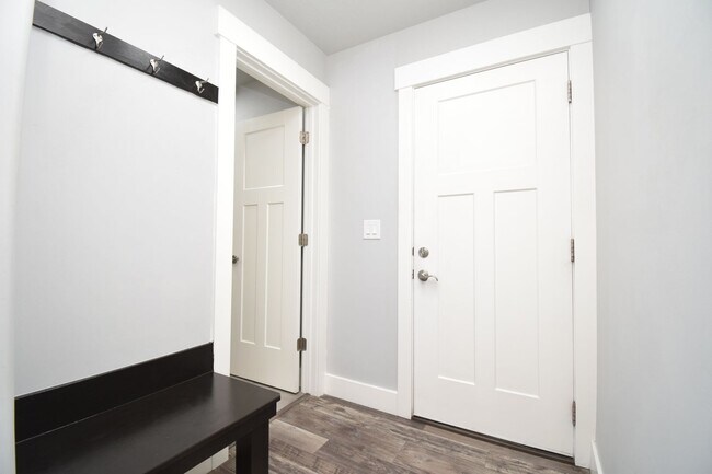 Building Photo - Spacious and Bright 5 Bed 3.5 Bath in Riverton!!