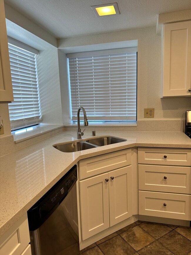 Building Photo - Gorgeous 2 bed/2Ba Home