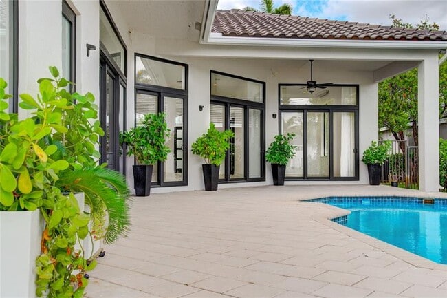 Building Photo - 2550 Jardin Terrace