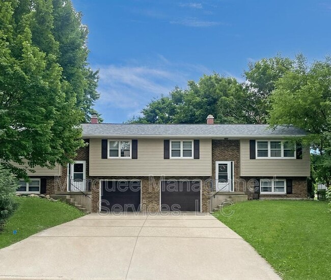 Building Photo - 140A Woodview Dr