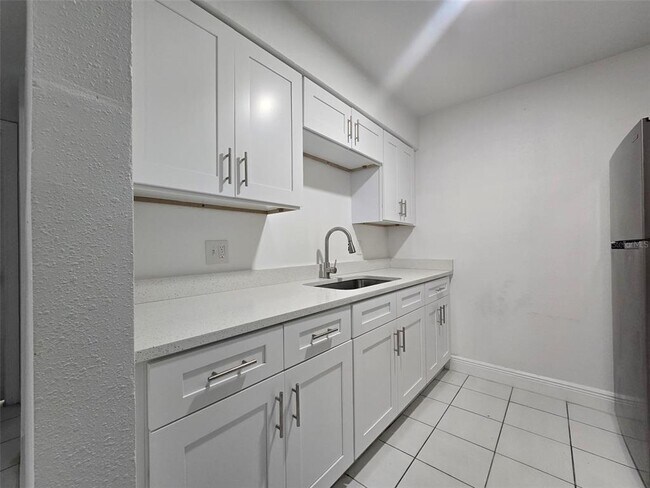 Building Photo - 9009 Tudor Dr