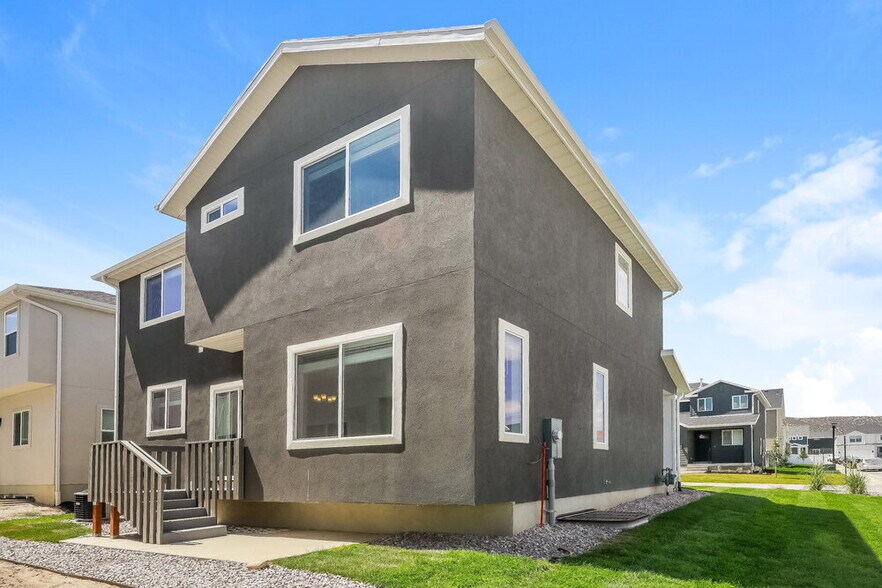 Building Photo - 4762 E Lk Cor Dr