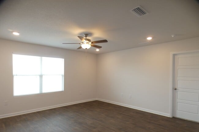 Building Photo - 4 Bedroom Home - Bridlewood