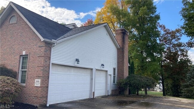 Building Photo - 325 Moccasin Trail