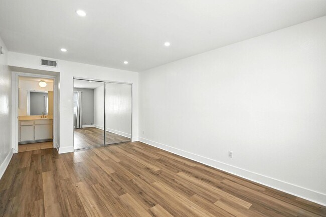 Building Photo - Charming 2BR + 1BA Condo in Tarzana availa...