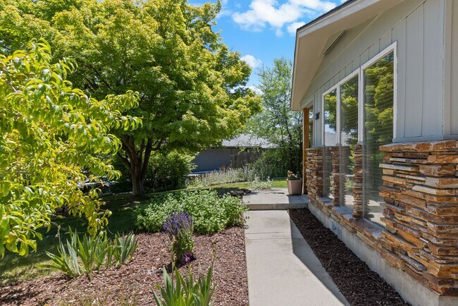 Building Photo - Home Sweet Home in Exclusive Warm Springs Mesa