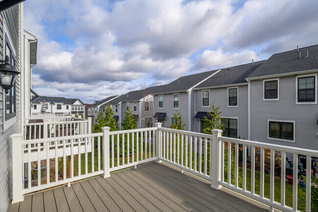 Building Photo - 8 Brentwood Cir