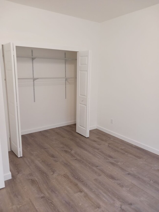Building Photo - Almost new 3 bedroom, 3 bath Townhome