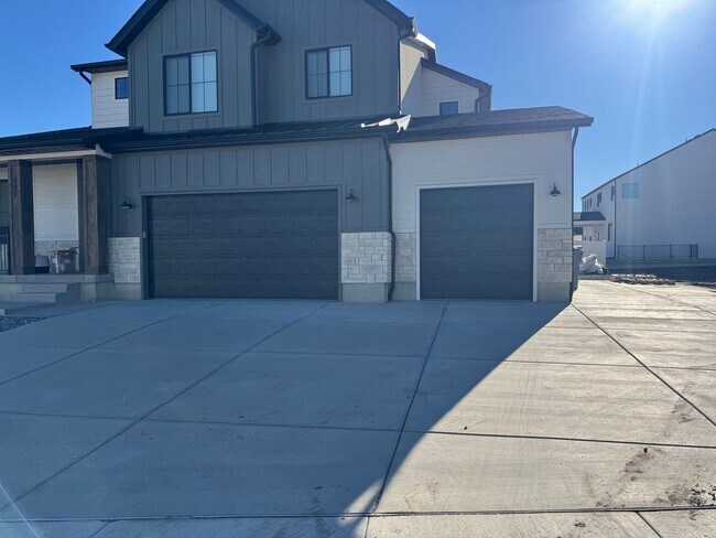 Building Photo - Recently Finished Basement! 3 bed 2 bath - in unit laundry!