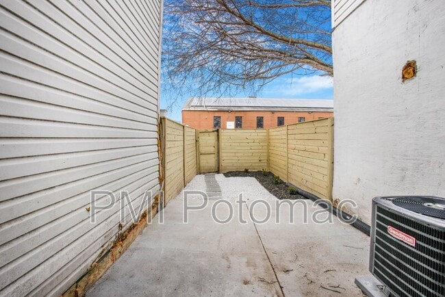 Building Photo - 702 19th St NE