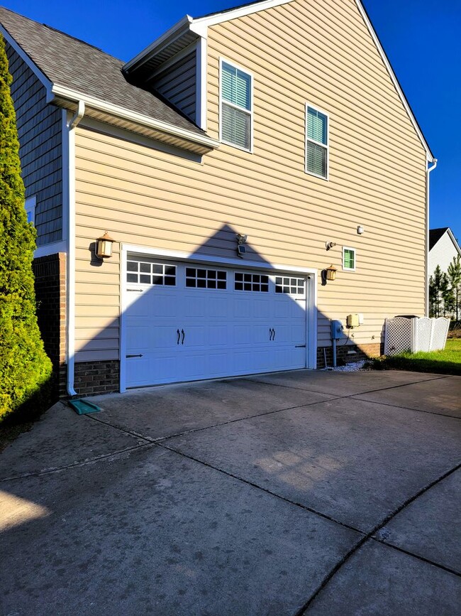 Building Photo - Large 2 story transitional in highly sough...