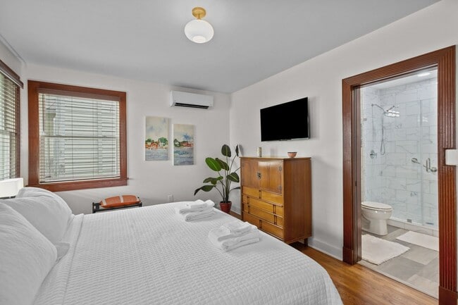 Building Photo - Modern Furnished Cottage Located Downtown!