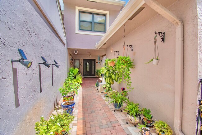 Building Photo - 6640 Thornhill Ct