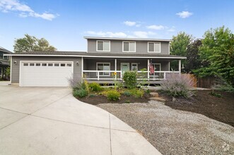 Building Photo - Charming 4Bed/3Bath Home in NE Bend with S...