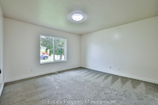 Building Photo - 10787 N 5800 W St