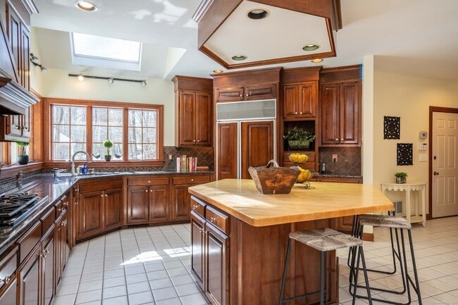 Building Photo - 3 Eton Pl