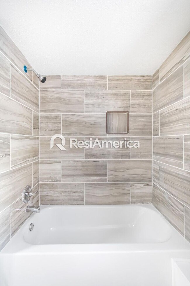 Building Photo - Newly Renovated 4/2 in Midtown!