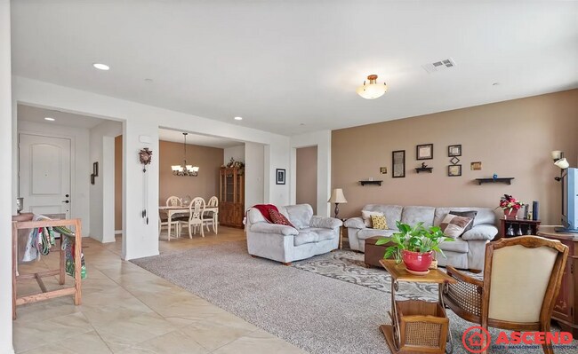 Building Photo - Spacious 3BD/2BA Home in Bakersfield's 93313 — Fully Equipped, Garage & Small Pets Welcome!