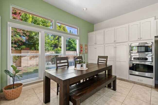 Building Photo - CLEAN 3 BEDROOM / 2 BATHROOM IN SEVEN OAK!...