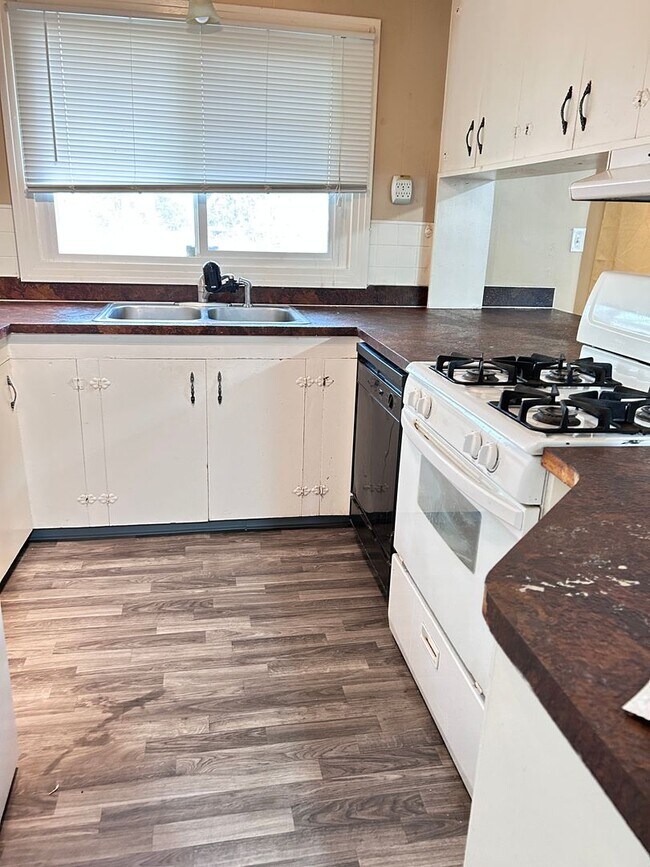 Building Photo - Calm 2 Bedroom, 2 Bath near Cheyenne Canyon