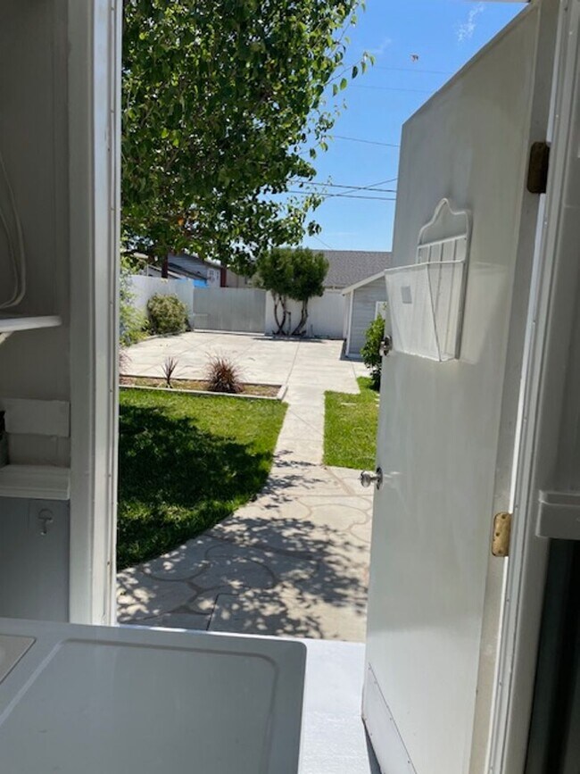 Building Photo - 2 bedroom 1 bath Brea $3200