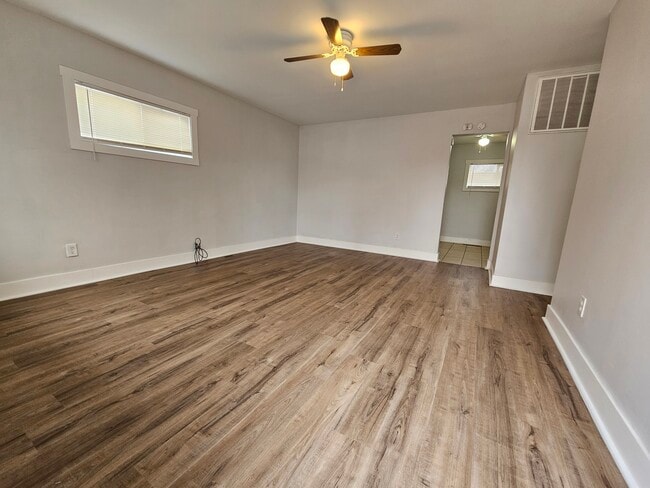 Building Photo - 2900 Central Dr