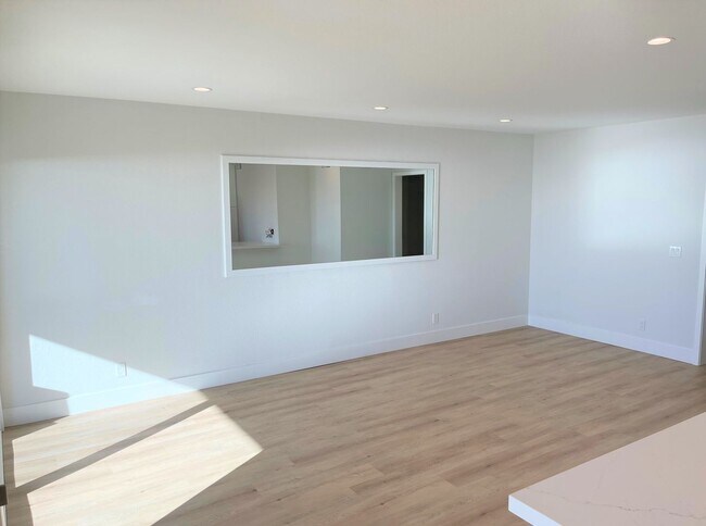 Building Photo - Ocean View Single Level Laguna Beach Condo!