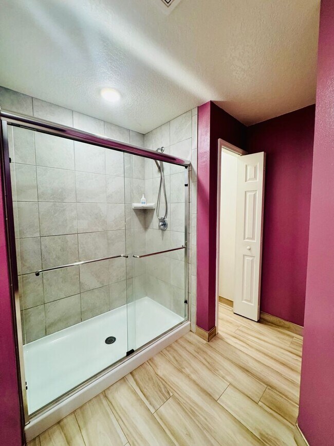 Building Photo - Beautiful 4-Bed, 2-Bath Home in a Prime Location!