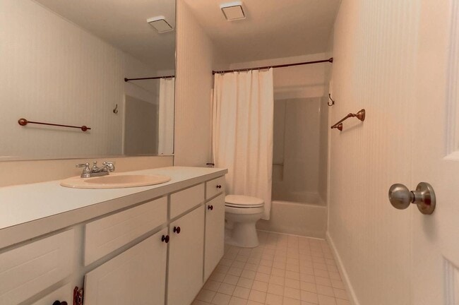 Building Photo - Beautiful 3 BR/2 BA home available in the ...