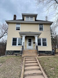 Building Photo - AVAILABLE JUNE 1st! - 4 Bed, 1 Bath