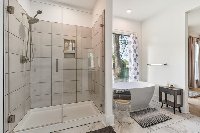 Building Photo - PARK FLEX STAYS-Peaceful 3 Bed, 2 Bath Cou...