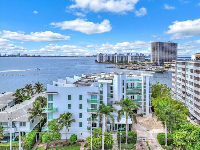 Building Photo - 2000 Bay Dr