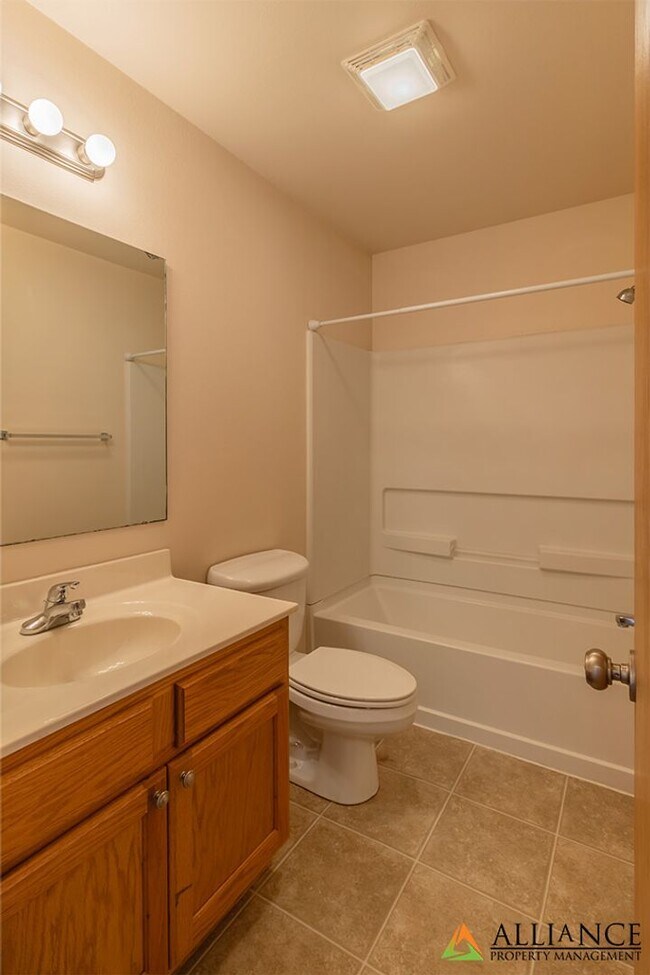 Building Photo - Vattier St. 928-30