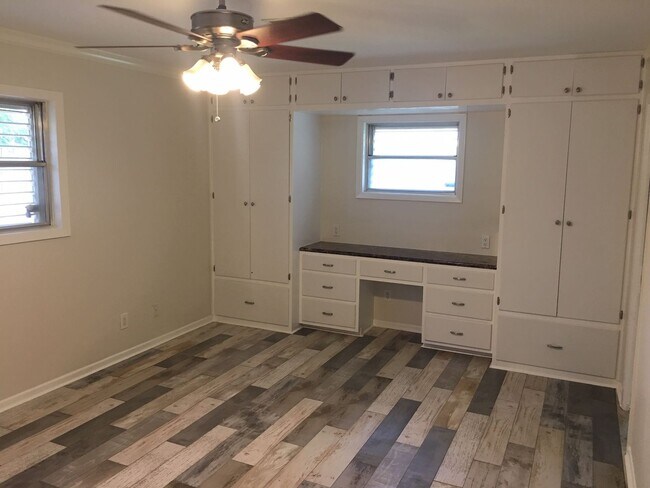 Building Photo - Beautifully renovated 3 bed/3bath near UTMB