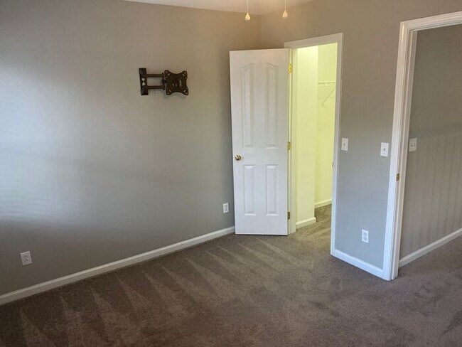 Building Photo - Spacious 3-bedroom home located in Charlotte. $300 off on two months' rent!