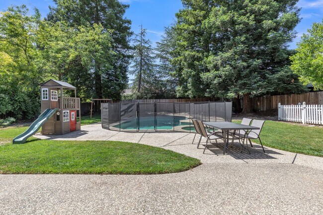 Building Photo - 1856 Ridgeview Dr