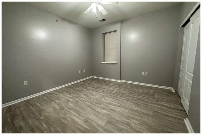 Building Photo - 932 Southmoor Dr