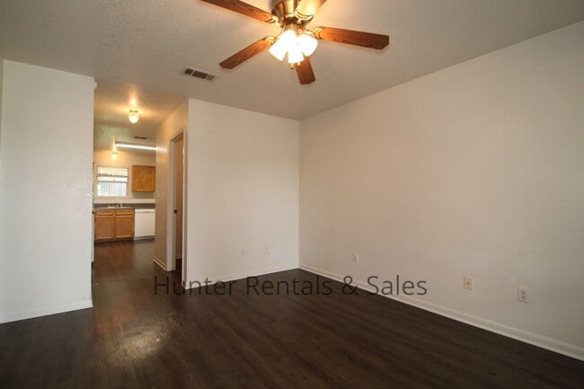 Building Photo - Heights Duplex!