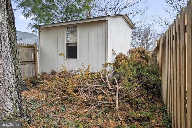 Building Photo - 716 E Railroad Ave