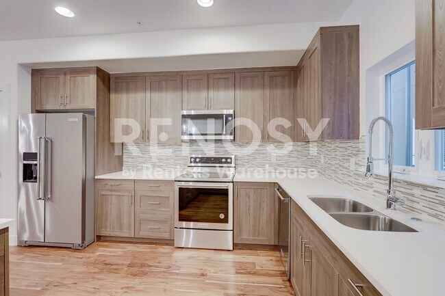 Building Photo - Prime Luxury Berkeley Townhouse with Rooftop Deck AVAILABLE NOW