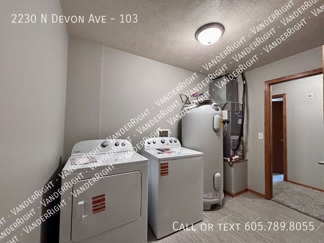 Building Photo - 2230 Devon Ave