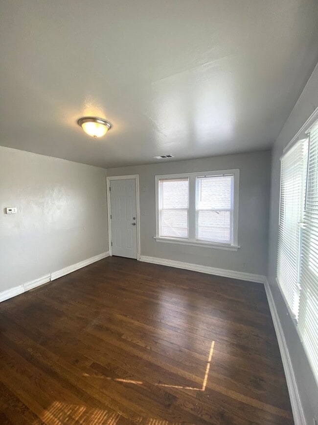 Building Photo - Upstairs 1 bed 1 bath in Linwood Place Addition