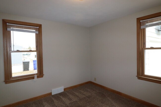 Building Photo - Refurbished 4-Bedroom Home